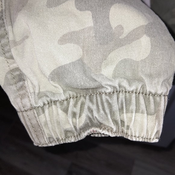 Hollister camo pants - Picture 2 of 6